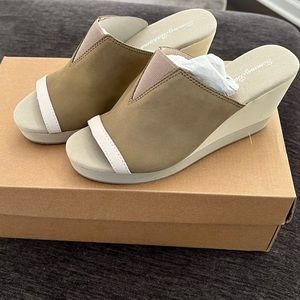 Tommy Bahama size 7 wedges